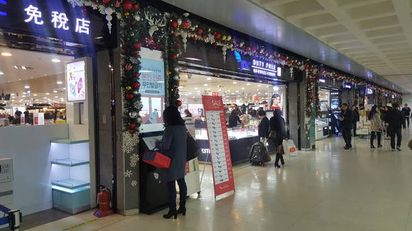 ▲ JDC 면세점 앞에 설치된 본인인증 무인 발급기 ⓒ JDC