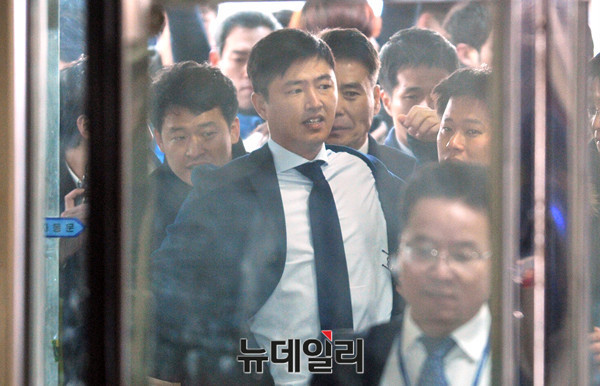 ▲ 고영태 전 블루케이 이사가 7일 오전 국회에서 열린  '최순실 게이트' 진상 규명을 위한 국회 국정조사 특별위원회 2차 청문회에 출석하기 위해 출입문을 들어서고 있다. ⓒ뉴데일리 이종현 기자