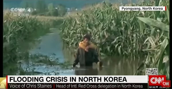 ▲ 북한 수해지역에 대한 국제사회의 식량지원이 오히려 식량값을 폭락시켜 일부 북측 주민들이 곤란을 겪고 있는 것으로 알려졌다. 사진은 지난 9월 발생한 북한 홍수관련 美'CNN' 보도 일부.ⓒ美'CNN' 중계영상 캡쳐