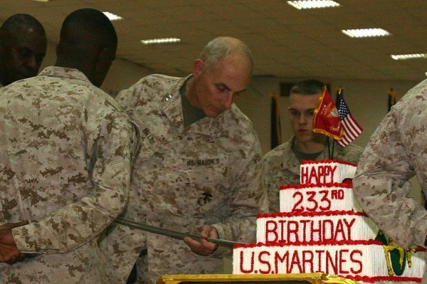 2008년 11월 10일, 이라크 팔루자 기지에서 美해병창설일 기념 케이크를 자르는 존 켈리 당시 제1해병원정군 사령관. ⓒ美해병대 공개사진