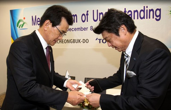 ▲ 이시종 충북도지사가 8일 일본 도레이BSF사를 방문하고 있다.ⓒ충북도