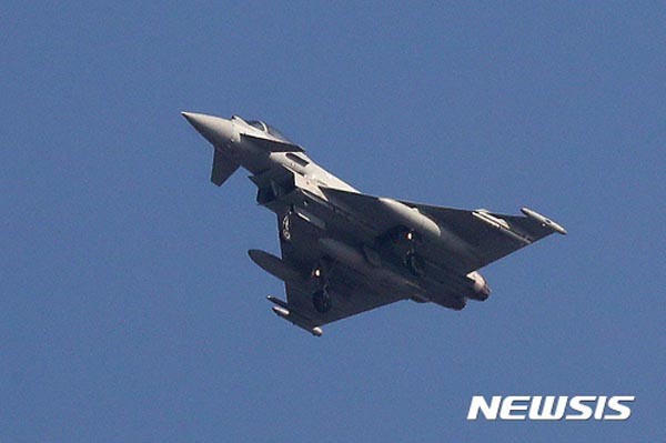 ▲ 지난 11월 8일 오산 공군기지에서 이륙하는 英공군의 유로파이터 타이푼. 현재 일본에 머물고 있다고 한다. ⓒ뉴시스. 무단전재 및 재배포 금지.