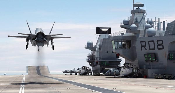 ▲ 英항모 '퀸 엘리자베스'에서 함재기 F-35B 전폭기가 착륙하는 상상도. ⓒ英해군 홍보사진
