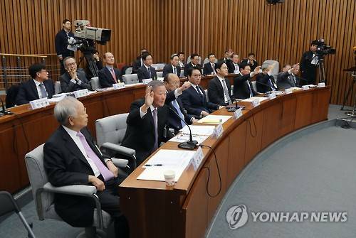 ▲ 지난 6일 국회에서 열린 '박근혜 정부의 최순실 등 민간인에 의한 국정농단 의혹 사건 진상 규명을 위한 국정조사 특별위원회'에 증인으로 출석한 일부 재벌 총수들이 민주당 안민석 의원의 전경련 해체관련 질문에 손을 들어 반대의사를 표시하고 있다. ⓒ연합뉴스