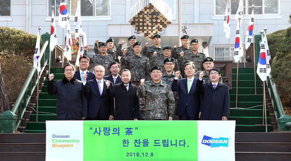 ▲ 박정원 두산그룹 회장(앞줄 왼쪽에서 세 번째)이 8일 강원도 양구 백두산 부대를 방문해 '사랑의 차'를 전달하고, 김혁수 부대장(앞줄 왼쪽에서 네 번째) 등 관계자들과 함께 기념촬영을 하고 있다.ⓒ두산그룹