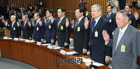 ▲ 6일 국회서 열린 '최순실 국정농단 진상규명' 국정조사 특별위원회 청문회에서 기업 총수들이 선서를 하고 있다. ⓒ 뉴데일리