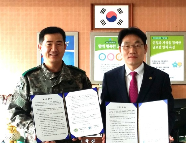 ▲ 김대수 단양교육장(오른쪽)과 단양1대대가 교육협력을 위한 업무협약을 하고 있다.ⓒ단양교육지원청