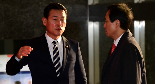 ▲ 새누리당 비상시국회의 대변인 격인 황영철 의원이 국회본청에서 더불어민주당 우상호 원내대표를 만나 무언가 언질을 주고 있다. ⓒ뉴시스 사진DB