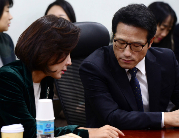 ▲ 새누리당 비상시국회의 도중 정병국 의원과 나경원 의원이 우려스러운 표정으로 어떠한 상황에 대한 걱정을 나누고 있다. ⓒ뉴시스 사진DB