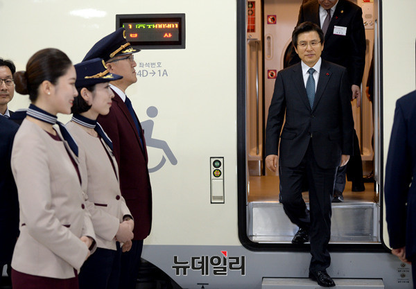 ▲ 황교안 국무총리가 8일 오후 서울 강남구 수서역에서 열린 '수서고속철도(SRT) 개통식'에 참석해 SRT 시승식을 갖고 있다.ⓒ정상윤 기자