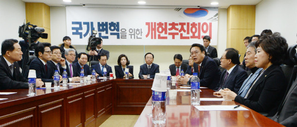 ▲ 9일 오전 의원회관에서 열린 개헌추진회의 결성식에서 새누리당 정진석 원내대표가 개헌의 당위성을 역설하며 목소리를 높이고 있다. 이날 개헌추진회의 결성식에는 정병국 김광림 이철우 나경원 이주영 이군현 정진석 정종섭 의원 등 40여 명의 새누리당 의원들이 계파 구분없이 결집해 대성황을 이뤘다. ⓒ뉴시스 사진DB