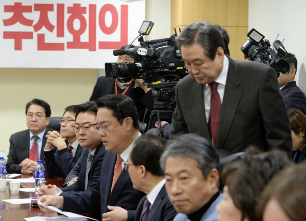 ▲ 새누리당 김무성 전 대표최고위원이 9일 오전 의원회관에서 열린 개헌추진회의 결성식에 참석해 정진석 원내대표에게 인사를 건네고 있다. 심재철 국회부의장과 이군현 김성원 정종섭 의원 등이 이를 지켜보고 있다. ⓒ뉴시스 사진DB