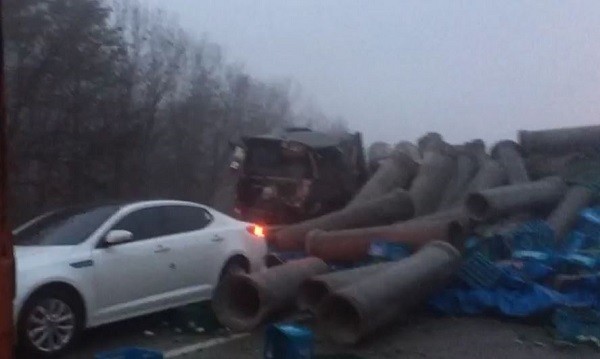 ▲ 9일 오전 5시55분쯤 중부내륙고속도로 여주 부근 하행선에서 발생한 13중 추돌 교통사고 현장.ⓒ충북지방경찰청