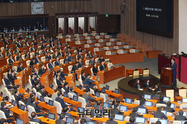 ▲ 국민의당 김관영 원내수석부대표가 9일 오후 소집된 국회 본회의에서 대통령 박근혜 탄핵소추안에 대한 제안설명을 하고 있다. ⓒ국회 사진공동취재단