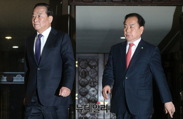 ▲ 친박의 맏형이라 불리는 새누리당 서청원 의원이 9일 오후 소집된 국회 본회의에서 대통령 박근혜 탄핵소추안에 대한 투표를 마친 뒤 개표 결과를 기다리지 않고 곧바로 본회의장을 떠나고 있다. 곁에는 이우현 의원. ⓒ국회 사진공동취재단