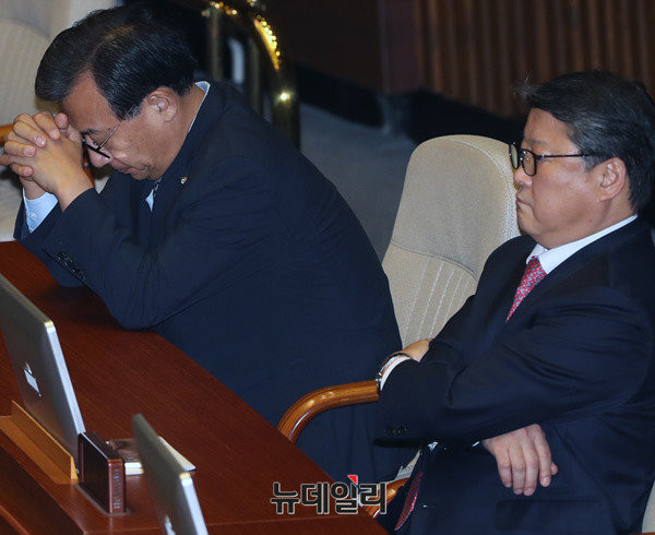 ▲ 새누리당 이정현 대표와 조원진 수석최고위원 등 친박계 지도부가 9일 오후 국회 본회의에서 대통령 박근혜 탄핵소추안에 대한 개표가 진행되는 도중 허탈한 모습을 보이고 있다. ⓒ국회 사진공동취재단