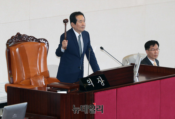 ▲ 정세균 국회의장이 9일 오후 소집된 국회 본회의에서 대통령 박근혜 탄핵소추안에 대한 찬성표가 234표가 나오자, 의사봉을 들어 가결을 선포하고 있다. ⓒ국회 사진공동취재단