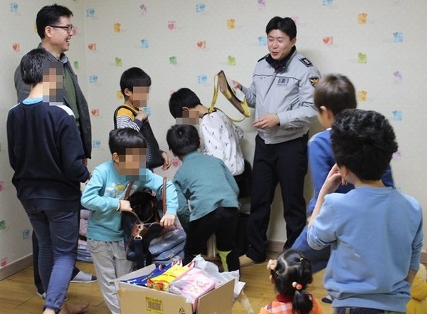 ▲ 조원희 충주경찰서 생활질서계 경장이 어린이들에게 습득물을 전달하고 있다.ⓒ충주경찰서