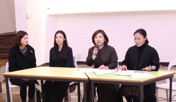 ▲ 왼쪽부터 저우위안 작가, 왕영린 큐레이터, 조주리 큐레이터, 김현주 큐레이터