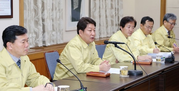 ▲ 권영진 대구시장(오른쪽 두번째)이 9일 탄핵 통과 후 긴급 간부회의를 열고 탄핵 통과로 인한 업무에 혼란이 없어야 한다고 강조했다.ⓒ대구시 제공