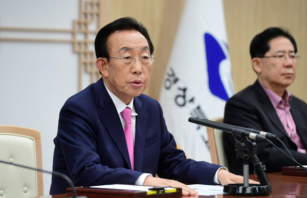 ▲ 9일 박근혜 대통령 탄핵소추안이 발표나자 김관용 경북도지사가 긴급 간부회의를 갖고 “정치위기가 국가위기로 연결되지 않도록 현장에서 최선을 다해야 한다”고 밝히고 있다.ⓒ경북도 제공