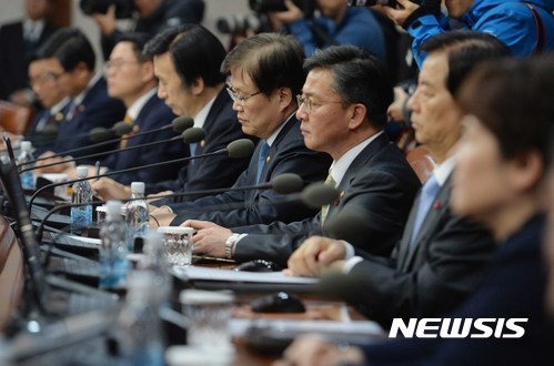 ▲ 황교안 대통령 권한대행 겸 국무총리가 9일 오후 서울 종로구 정부서울청사에서 임시 국무회의를 주재하는 동안 관계부처 국무위원들이 이를 경청하고 있다. ⓒ뉴시스