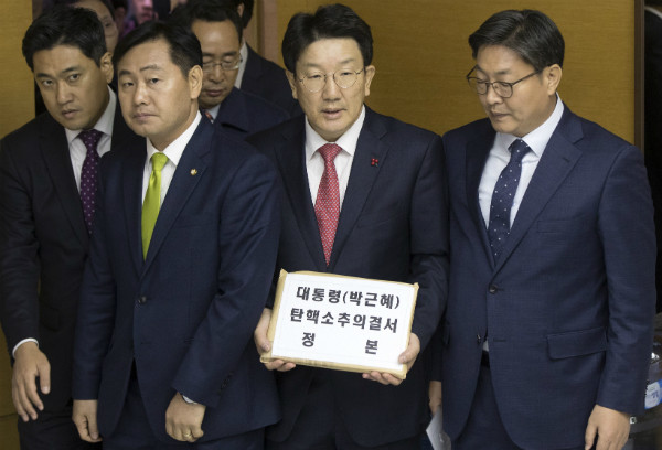 ▲ 박근혜 대통령 탄핵심판에서 소추위원을 맡게 된 새누리당 권성동 법사위원장이 9일 저녁 탄핵소추의결서 정본을 들고 헌법재판소로 들어서고 있다. ⓒ뉴시스 사진DB