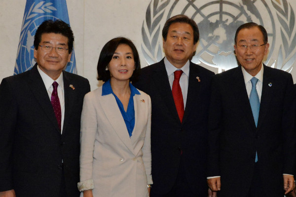 ▲ 반기문 유엔사무총장이 지난해 7월 미국을 방문한 김무성 전 대표최고위원, 강석호 전 최고위원, 나경원 의원 등 비박계 핵심 인사들과 함께 기념촬영을 하고 있다. ⓒ뉴시스 사진DB