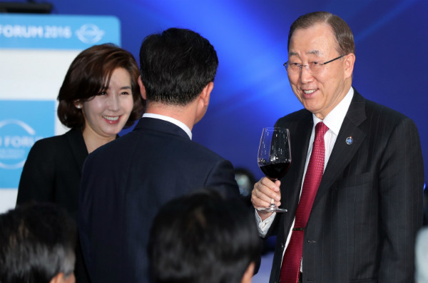 ▲ 반기문 유엔사무총장이 지난 5월 제주를 방문한 자리에서 새누리당 나경원 의원과 환담하고 있다. ⓒ뉴시스 사진DB