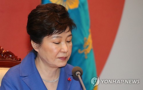 ▲ 박근혜 대통령이 9일 오후 탄핵소추안이 가결된 이후 청와대에서 열린 국무위원 간담회에서 굳은 표정으로 자료를 보고 있다.ⓒ연합뉴스