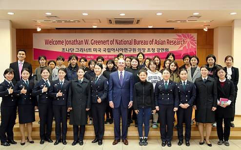 ▲ 8일 서울 성북구 성신여자대학교에서 조나단 그리너트 미국 국립아시아연구원 의장(맨 앞줄 가운데)과 학생, 대학 관계자 등이 기념사진을 촬영하고 있다. ⓒ성신여대