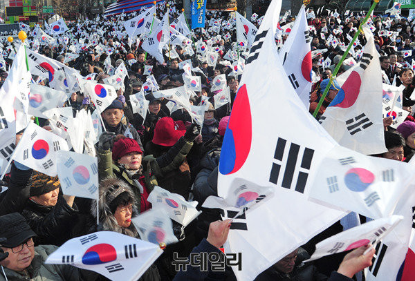 ▲ 10일 오전 서울 청계광장에서 열린 애국단체들의 '대통령 탄핵 반대' 집회에 참석한 시민들이 태극기를 흔들고 있다. ⓒ뉴데일리 공준표 기자