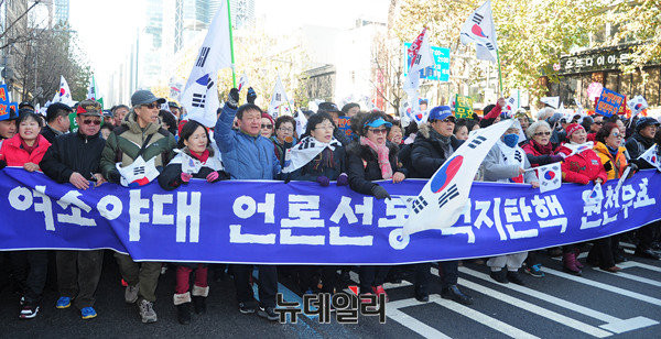 ▲ 국회가 속전속결로 가결시킨 '박근혜 대통령 탄핵 소추안'에 동의할 수 없다며 '국회 불복종' 운동을 전개하겠다고 밝힌 시민들. ⓒ뉴데일리 공준표 기자