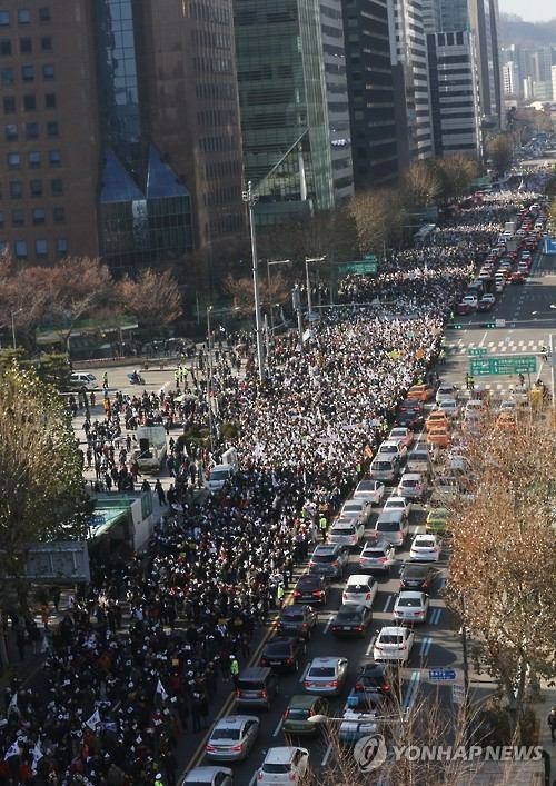 ▲ 종로를 꽉 메우고 '억지 탄핵 무효'를 외치여 행진하는 30만 시민들.(주최측 추산)ⓒ연합뉴스