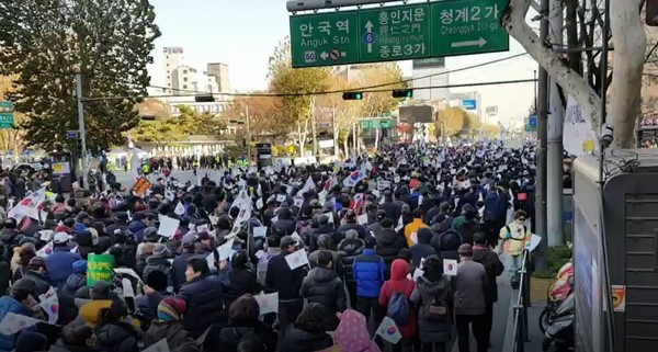 ▲ 애국가를 부르며 종로를 행진하는 '탄핵 반대' 시민들.