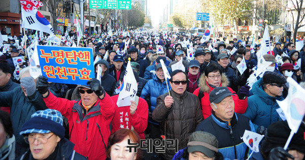 ▲ 10일 서울 청계광장에서 '대통령 탄핵 반대 집회'를 끝내고 혜화동 마로니에 공원까지 가두행진을 벌이는 시위대. ⓒ뉴데일리 공준표 기자