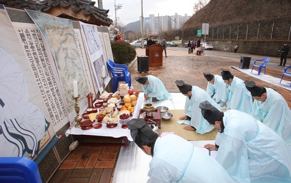 ▲ 원주 이씨 단양종중 후손들이 소장하던 유물이 충북도 유형문화재 지정에 따른 고유제 행사를 지내고 있다.ⓒ단양군