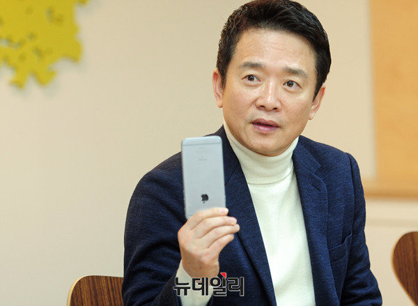 ▲ 남경필 경기도지사가 11일 서울 여의도에서 열린 청년·대학생과의 좌담회에서 직접민주주의 열망을 담아낸 에스파냐 포데모스 형태의 신당 창당이 필요하다는 설명을 하면서 자신의 스마트폰을 들어보이고 있다. ⓒ뉴데일리 공준표 기자