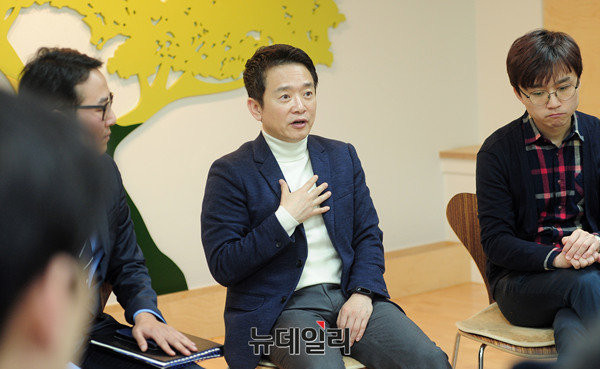 ▲ 남경필 경기도지사가 11일 서울 여의도에서 청년·대학생과의 좌담회를 진행하고 있다. ⓒ뉴데일리 공준표 기자