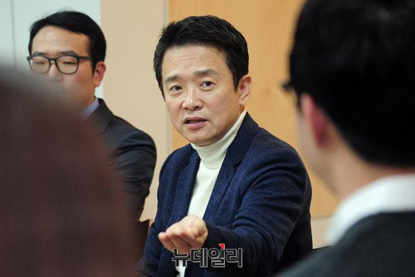 ▲ 남경필 경기도지사가 11일 서울 여의도에서 청년·대학생과의 좌담회를 진행하던 도중, 한 대학생의 질문에 답하고 있다. ⓒ뉴데일리 공준표 기자