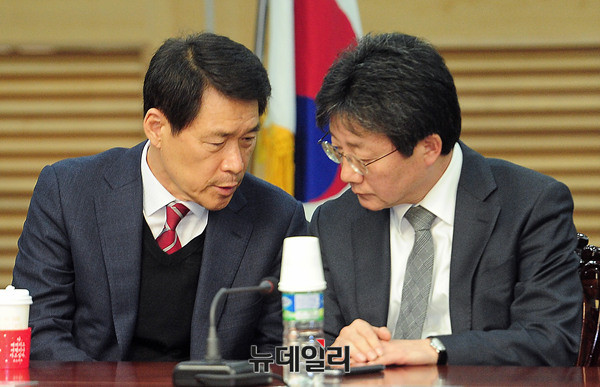 ▲ 이군현 의원과 의논하는 유승민 의원 ⓒ 뉴데일리 공준표