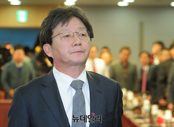 ▲ 이군현 의원과 의논하는 유승민 의원 ⓒ 뉴데일리 공준표