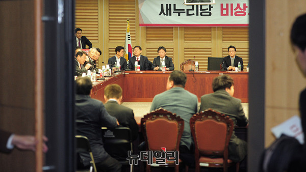 ▲ 이군현 의원과 의논하는 유승민 의원 ⓒ 뉴데일리 공준표