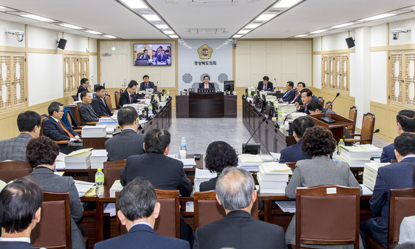 ▲ 경북도의회 예산결산특별위원회는 지난 9일 경북도 기획조정실 등 6개 실국에 대한 예산안을 꼼꼼히 심사했다.ⓒ경북도의회 제공