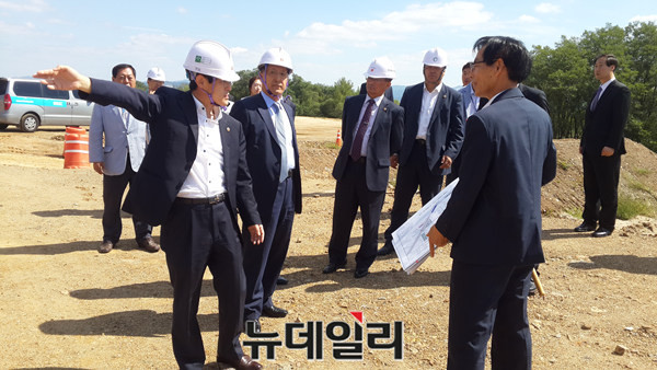 ▲ 충북도의회 청주공항MRO 특위 위원들이 지난 9월 20일 사업 예정부지를 점검하고 있다.ⓒ김종혁 기자