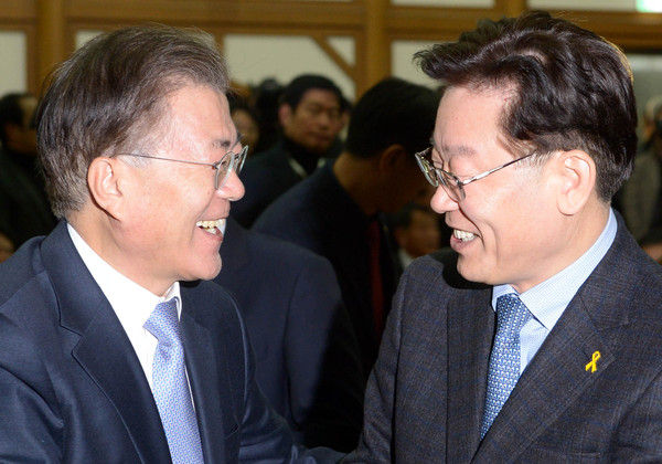 ▲ 더불어민주당 문재인 전 대표가 지난달 29일 오후 서울 여의도 국회 의원회관에서 열린 2017 국민통합과 정권교체를 위한 국민통합위원회 출범식에 참석해 이재명 성남시장과 인사를 나누고 있다.ⓒ뉴시스
