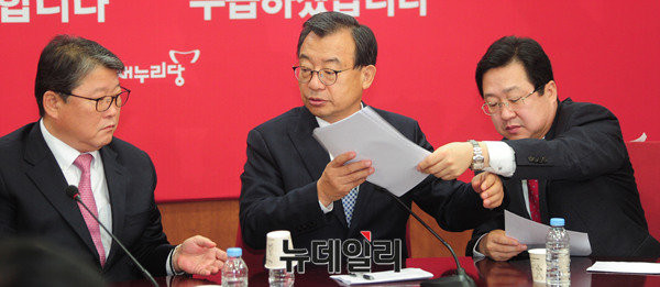 ▲ 새누리당 친박계 지도부를 구성하고 있는 이정현 대표와 조원진 수석최고위원, 이장우 최고위원이 최고위원회의 도중 모종의 내용이 담겨 있는 문건을 돌리고 있다. ⓒ뉴데일리 공준표 기자