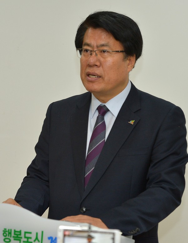 ▲ 이근규 제천시장이 대통령 탄핵과 관련한 시민 생활안정 5개 대책을 발표하고 있다.ⓒ제천시