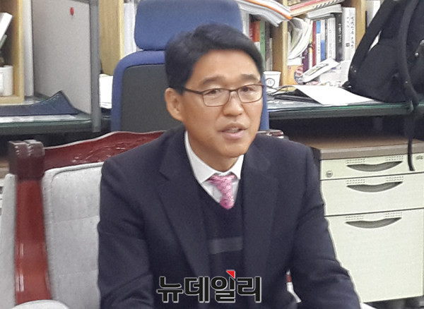 ▲ 충북도 맹경재 투자유치과장이 12일 도청에서 이시종 도지사를 비롯한 일본 방문단의 투자유치 성과를 설명하고 있다.ⓒ김종혁 기자