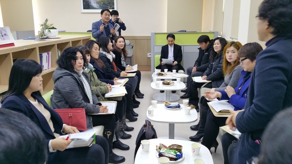 ▲ 지난 2월, 북부출장소가 제천 엄마들의 모임인 '어미모 카페'회원들과 도민사랑방에서 간담회를 하고 있는 모습.ⓒ북부출장소